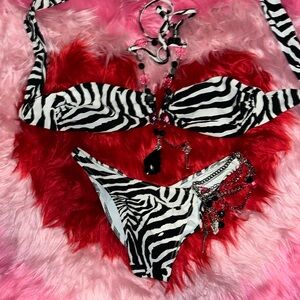 Beach bunny zebra Stop and Stare chain charms Medium top large bottom